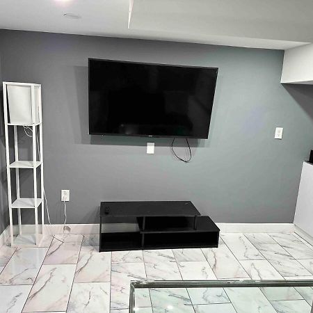 Lovely Basement 1-Bedroom With Free Parking ワシントン エクステリア 写真