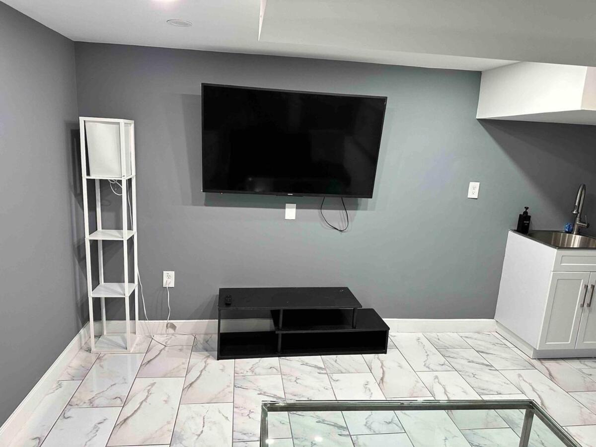 Lovely Basement 1-Bedroom With Free Parking ワシントン エクステリア 写真