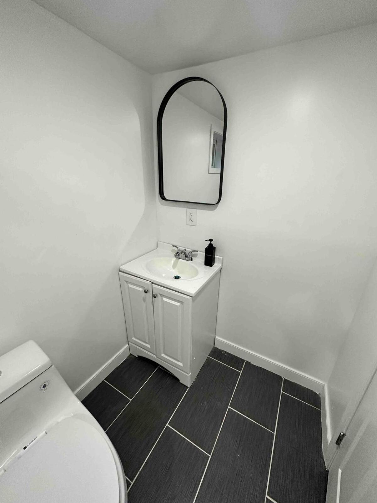 Lovely Basement 1-Bedroom With Free Parking ワシントン エクステリア 写真