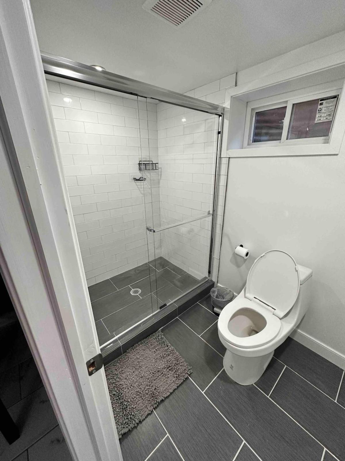 Lovely Basement 1-Bedroom With Free Parking ワシントン エクステリア 写真